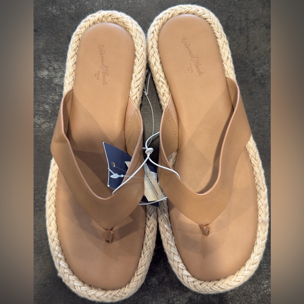 Universal Thread Tan Women's Sandals ❤️